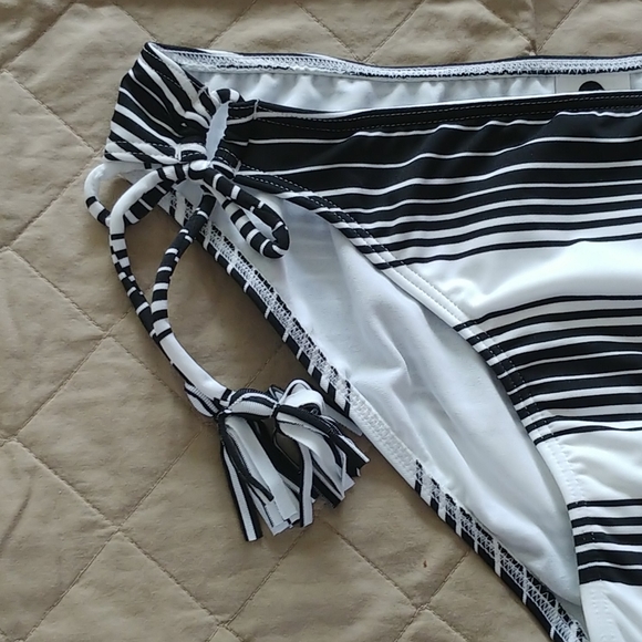 4/$20๐ Roxy bikini bottom - Picture 2 of 5